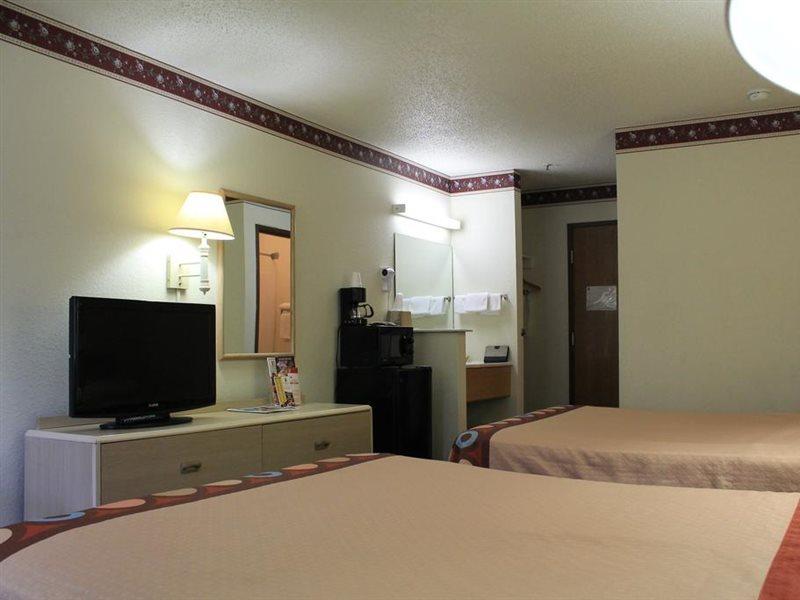 Super 8 By Wyndham San Antonio/Fiesta Hotel Exterior photo