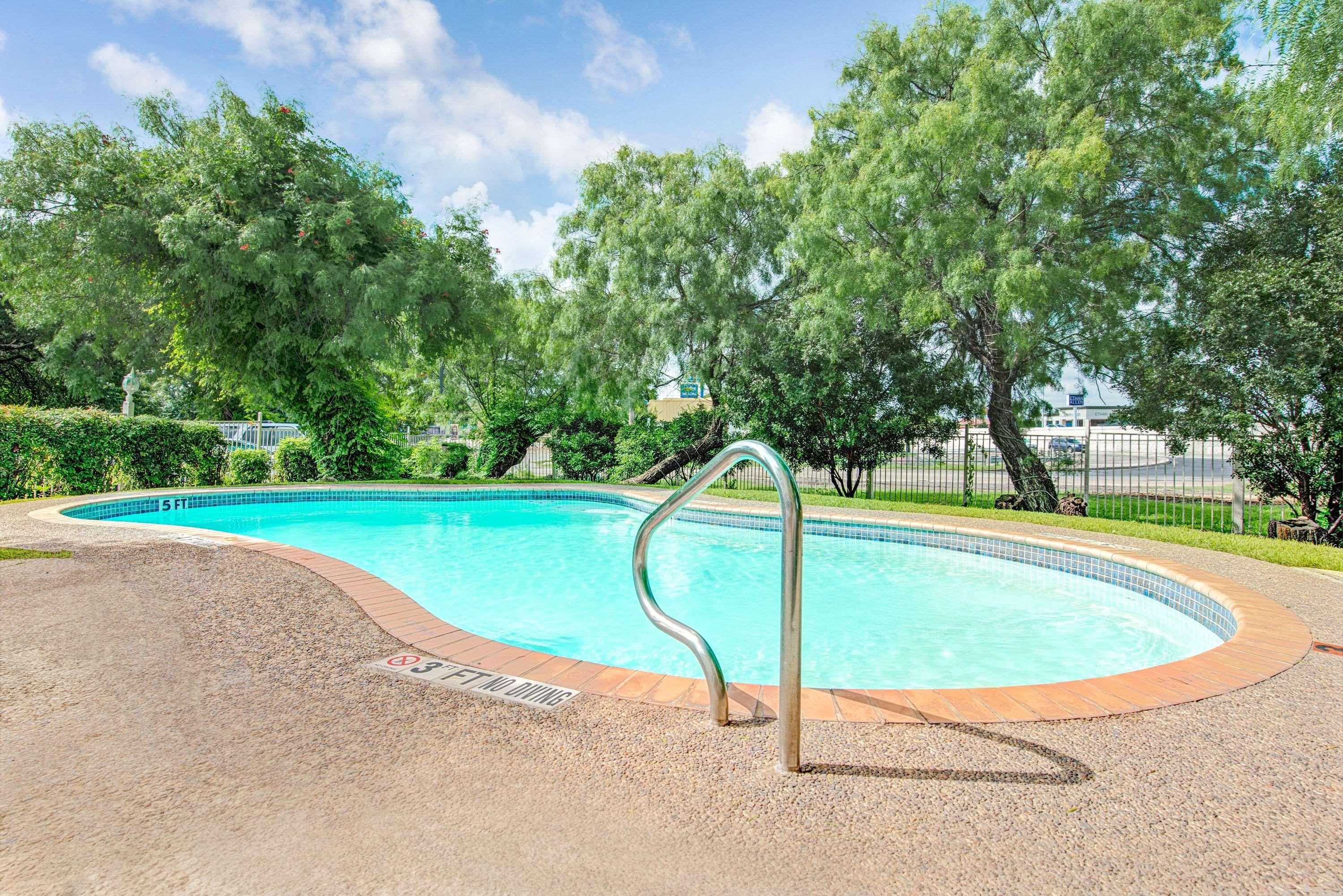 Super 8 By Wyndham San Antonio/Fiesta Hotel Exterior photo