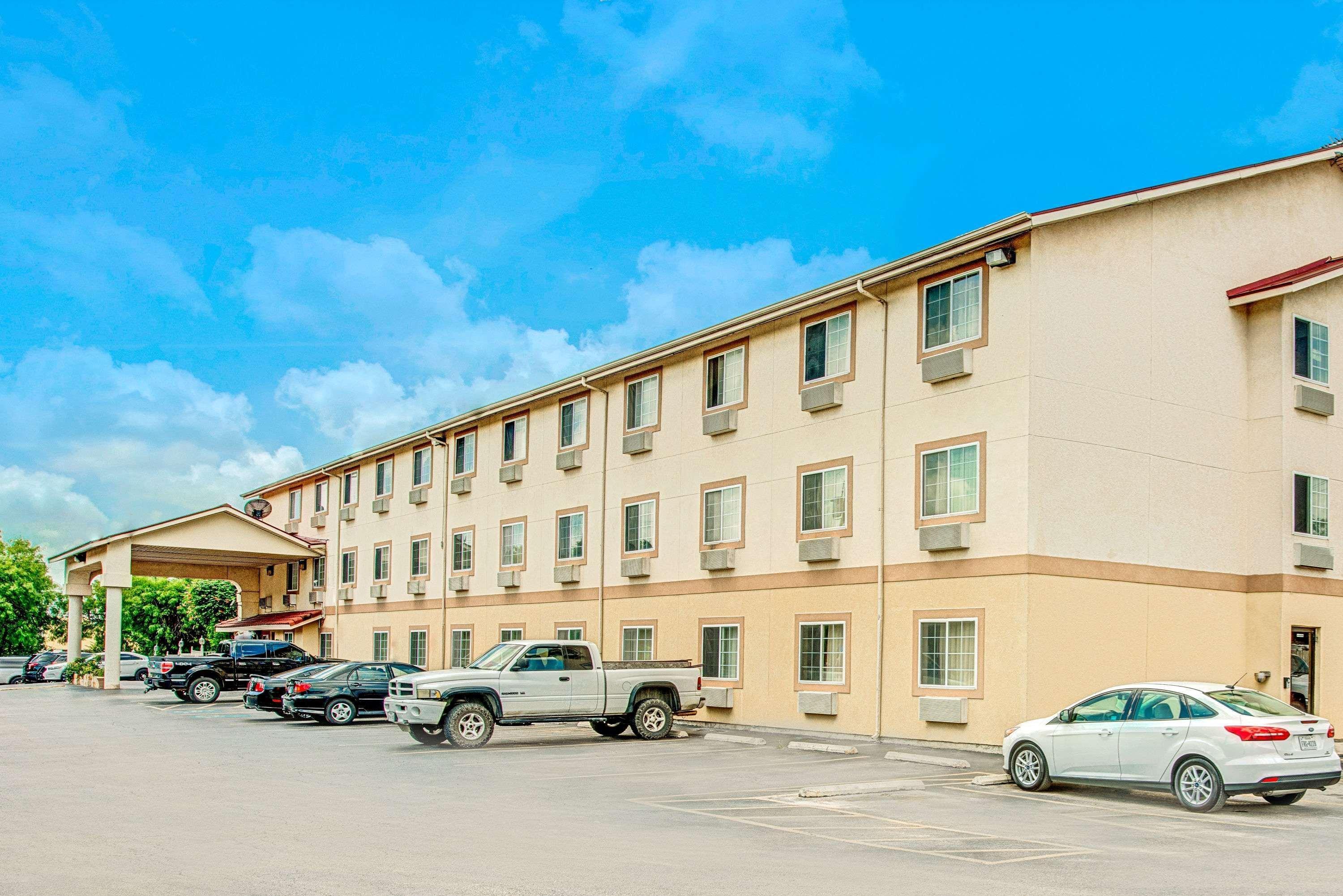 Super 8 By Wyndham San Antonio/Fiesta Hotel Exterior photo
