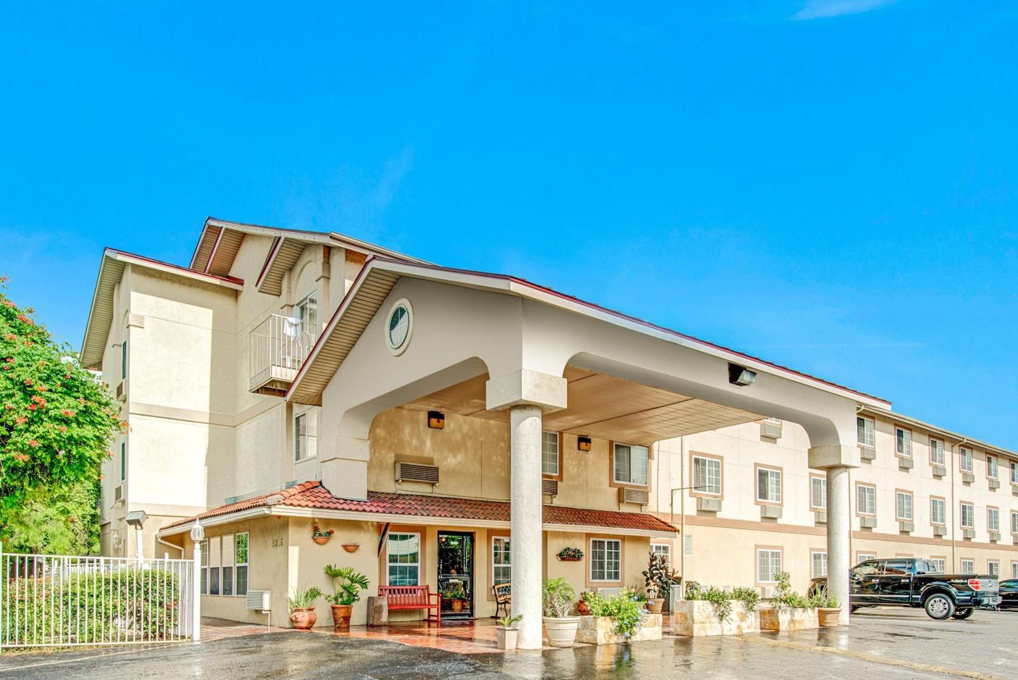 Super 8 By Wyndham San Antonio/Fiesta Hotel Exterior photo